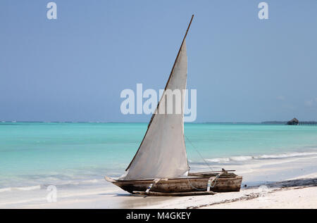 Dhow sulla spiaggia, spiaggia Kiwengwa, Zanzibar, Tanzania Foto Stock