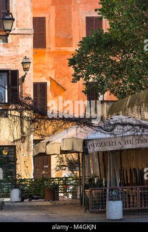 Rustica facciata colorata in Trastevere Roma Lazio. L'Italia. Foto Stock