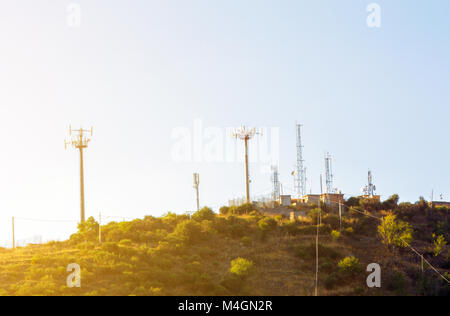 Le antenne sulla cima della collina Foto Stock