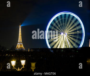 Parigi, Francia - CIRCA NEL DICEMBRE 2016: la Torre Eiffel e il Roue de Paris (Parigi ruota panoramica Ferris) a notte. Foto Stock