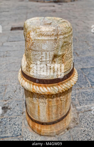 Colonna di marmo di fronte alla moschea Yame Foto Stock