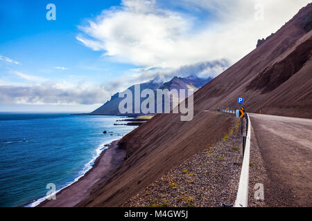 La strada lungo il ripido pendio del vulcanico Foto Stock