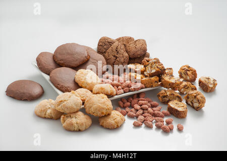 Biscotti e dolci tipici abruzzesi. Ancora vita su sfondo bianco. Abruzzo, Italia, Europa Foto Stock