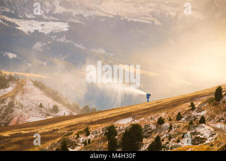 Snowgun nelle dolomiti Alpi vicino a Seceda picco, Dolomiti. Alto Adige, Italia Foto Stock