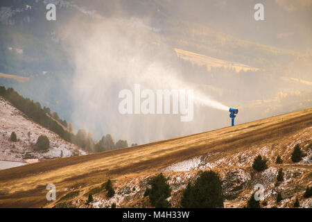 Snowgun nelle dolomiti Alpi vicino a Seceda picco, Dolomiti. Alto Adige, Italia Foto Stock