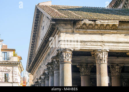 Chiusura del Pantheon frontone con iscrizione in latino Foto Stock