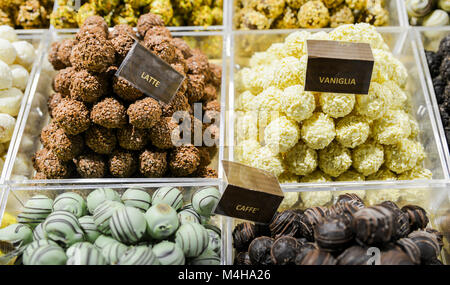 Delizioso mix di diversi tipi di cioccolato Italiano dolci che vanno dal caffè al latte alla vaniglia sul display nel mercato in Milano, Lombardia, Italia Foto Stock