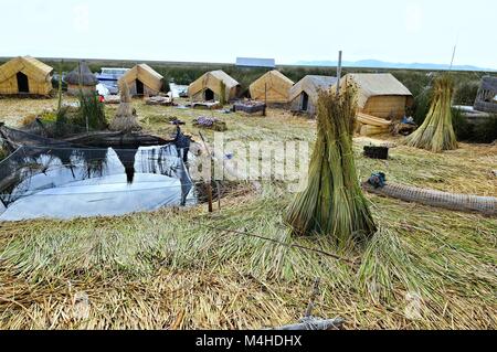 In diretta su isole galleggianti nel lago Titicaca in Perù Foto Stock