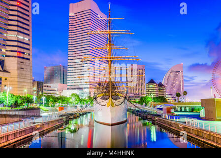 Yokohama, Giappone cityscape e il porto al tramonto. Foto Stock