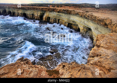 Le grotte di mare nei pressi di Capo Greko. Cuprus, Ayia Napa Foto Stock