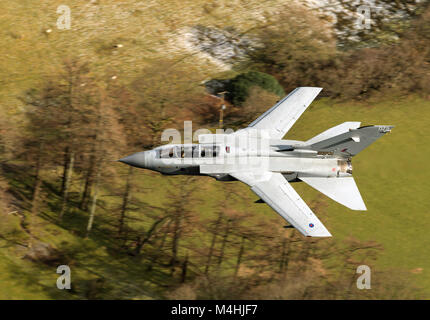 RAF Tornado GR4 sul basso livello della formazione sortie in Mach Loop Foto Stock