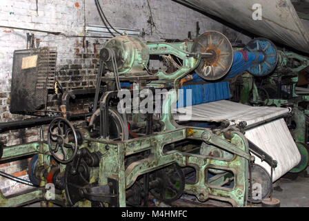 Vecchio vintage disfunzionali macchinari utilizzati per la produzione di tessili Foto Stock