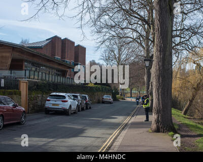 Parcheggio operaio dando un biglietti per il parcheggio di un'auto non abbastanza parcheggiate nel parcheggio bay linee NEL REGNO UNITO Foto Stock