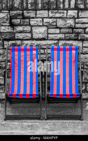 Svuotare il rosso e il blu striped sdraio Foto Stock