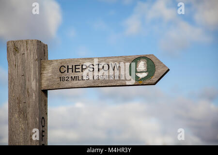 Cartello in legno / modo contrassegno all'inizio dell'Offas Dyke lunga distanza sentiero in Prestatyn Galles del Nord mostra Chepstow 182 miglia Foto Stock