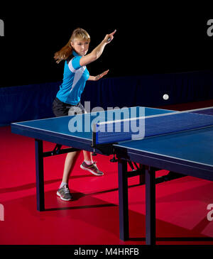 Giovane donna ping-pong player isolato Foto Stock