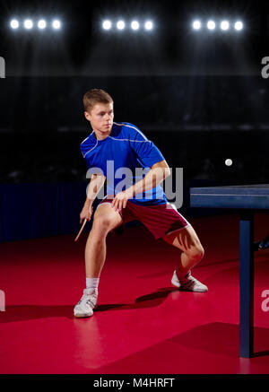 Tabella giovane giocatore di tennis in sports hall Foto Stock