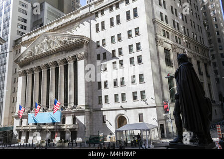 George Washington osservando il New York Stock Exchange building Foto Stock