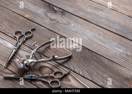 Vintage Barber shop strumenti su sfondo di legno Foto Stock