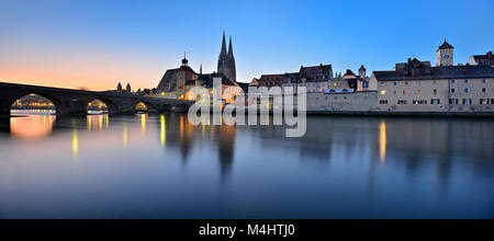 Vista città con il ponte di pietra, Gate bridge e cattedrale, acqua di riflessione nel Danubio, dawn, Regensburg, Palatinato superiore Foto Stock