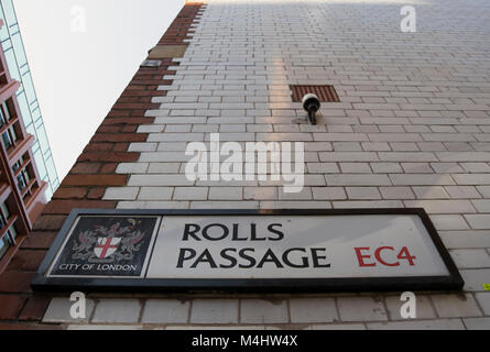 Il nome della strada segno per passaggio di rotoli, con una città di Londra stemma, Londra, Inghilterra Foto Stock