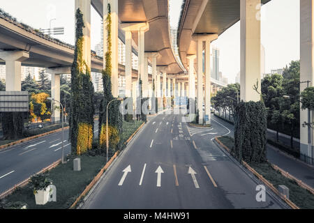 Città viadotto closeup in mattina presto Foto Stock