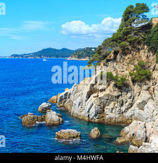 Estate mare costa rocciosa vista (Spagna). Foto Stock