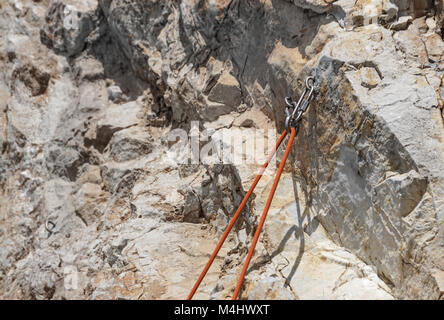 Old Hook e superficie di naturale grungy astratta in marmo sulla parete rocciosa Foto Stock