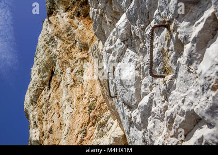 Old Hook e superficie di naturale grungy astratta in marmo sulla parete rocciosa Foto Stock