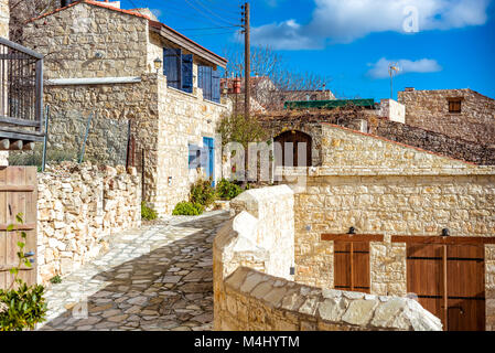 Villaggio di Lofou, tradizionali case di pietra obbled stone street. Distretto di Limassol, Cipro. Foto Stock