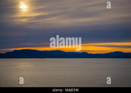 Tramonto e alaska montagne nella baia di fango Foto Stock