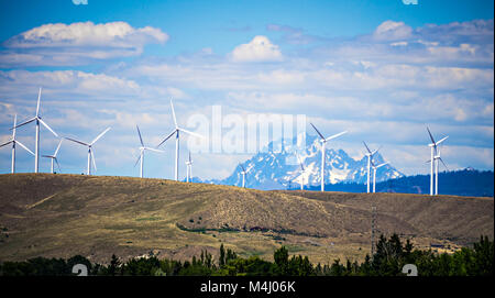 Turbina eolica fattoria con wenatchee montagne sullo sfondo Foto Stock