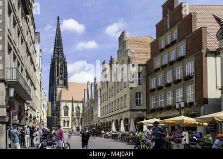 Prinzipalmarkt con Lambertikirche, Münster, Nord Reno-Westfalia, Germania Foto Stock