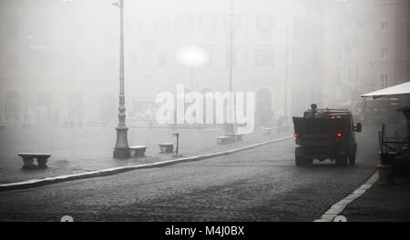 Piazza Navona a Roma avvolto nella nebbia Foto Stock