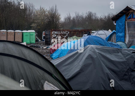 Grande-Synthe, nel nord della Francia. Il 31 gennaio 2016. Una vista generale della Grande-Synthe Refugee Camp vicino al porto di Dunkerque in Francia settentrionale. Nel campo condizioni sono grim in parte a causa di fango spesso e la mancanza di servizi di base. Le famiglie vivono in pioggia inzuppato tende e stringersi intorno a piccoli incendi per il calore base. Foto Stock