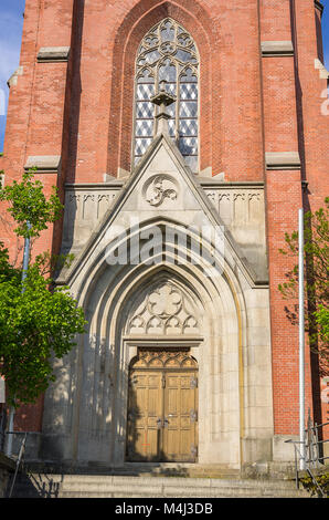 Il portale principale della chiesa parrocchiale di San Nicolò in Zwiesel, Foresta Bavarese, Baviera, Germania. Foto Stock