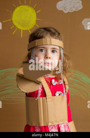 Ritratto di un bambino giocoso con una spada di cartone e un abito stile vintage Foto Stock