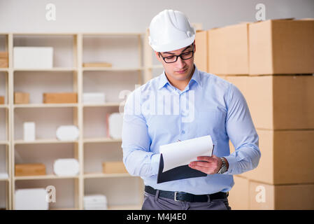 Giovane lavoratore nell'ufficio postale che si occupano di pacchi Foto Stock