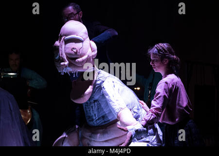 Berlino, Germania. 26 gen, 2018. Attori durante la prova "Frankenstein" in Deutsche Opera. Credito: Beata Siewicz/Pacific Press/Alamy Live News Foto Stock