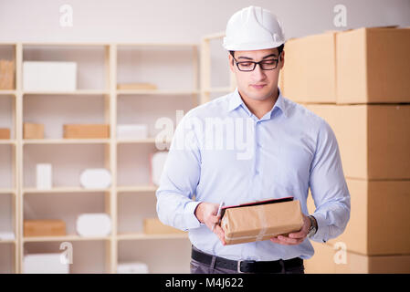 Giovane lavoratore nell'ufficio postale che si occupano di pacchi Foto Stock