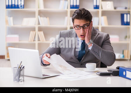 Imprenditore fuoriuscita del caffè su documenti importanti Foto Stock