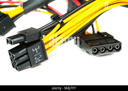 Fili di collegamento ad un computer su uno sfondo bianco Foto Stock