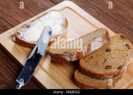 Fette di pane cosparse con burro di close-up Foto Stock