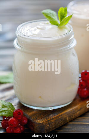 Yogurt fatti in casa in un vasetto di vetro. Foto Stock