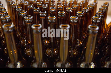 Bicchiere vuoto le bottiglie di birra, la vista superiore Foto Stock