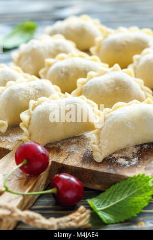 Deliziosi gnocchi con ciliegie per la cottura. Foto Stock