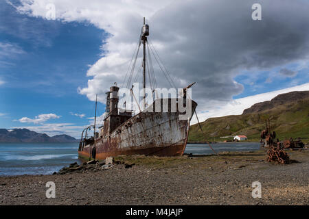 Territorio britannico, Georgia del Sud, King Edward Cove. La caccia alla balena storico insediamento di Grytviken. Vecchia nave baleniera, Petrel. Foto Stock