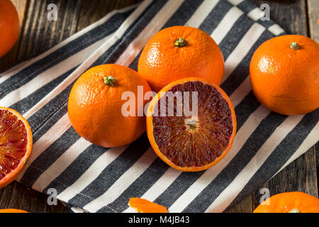 Materie organiche Tango Ruby Arancio sanguigno Clementine pronto a mangiare Foto Stock