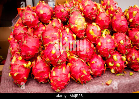 Appena raccolto pitaya (pitahaya o dragon frutta) cactus frutto su una bancarella di strada per vendita a Urumchi, Xinjiang Uyghur regione autonoma della Repubblica popolare cinese Foto Stock