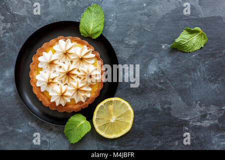 Tartlet con crema di limone e un italiano di meringa. Foto Stock